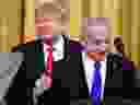 Sur cette photo d'archive prise le 28 janvier 2020, le président américain Donald Trump et le Premier ministre israélien Benjamin Netanyahu participent à une annonce dans la salle Est de la Maison Blanche, à Washington DC.