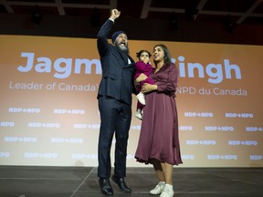 Le chef du NPD, Jagmeet Singh, est rejoint sur scène par son épouse, Gurkiran Kaur Sidhu, et leur fille, Anhad Kaur, après sa démonstration de leadership au congrès du NPD à Hamilton, en Ontario.  Samedi 14 octobre 2023.