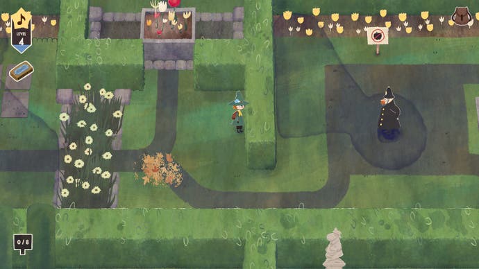 Une capture d'écran du jeu Snufkin: Melody of Moominvalley montrant une partie du gameplay furtif.  Nous voyons une zone verte, semblable à un labyrinthe, de haies bien entretenues, qui sont remplies par intermittence de ce qui ressemble à des policiers d'époque, des parterres de fleurs, des panneaux et des statues que Snufkin doit enlever.