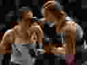Dans cette photo d'archive du 4 mars 2023, la Mexicaine Alexa Grasso combat la Kirghizistan Valentina Shevchenko dans le combat pour le championnat des poids mouches de l'UFC lors de l'événement UFC 285 à la T-Mobile Arena de Las Vegas, Nevada. 