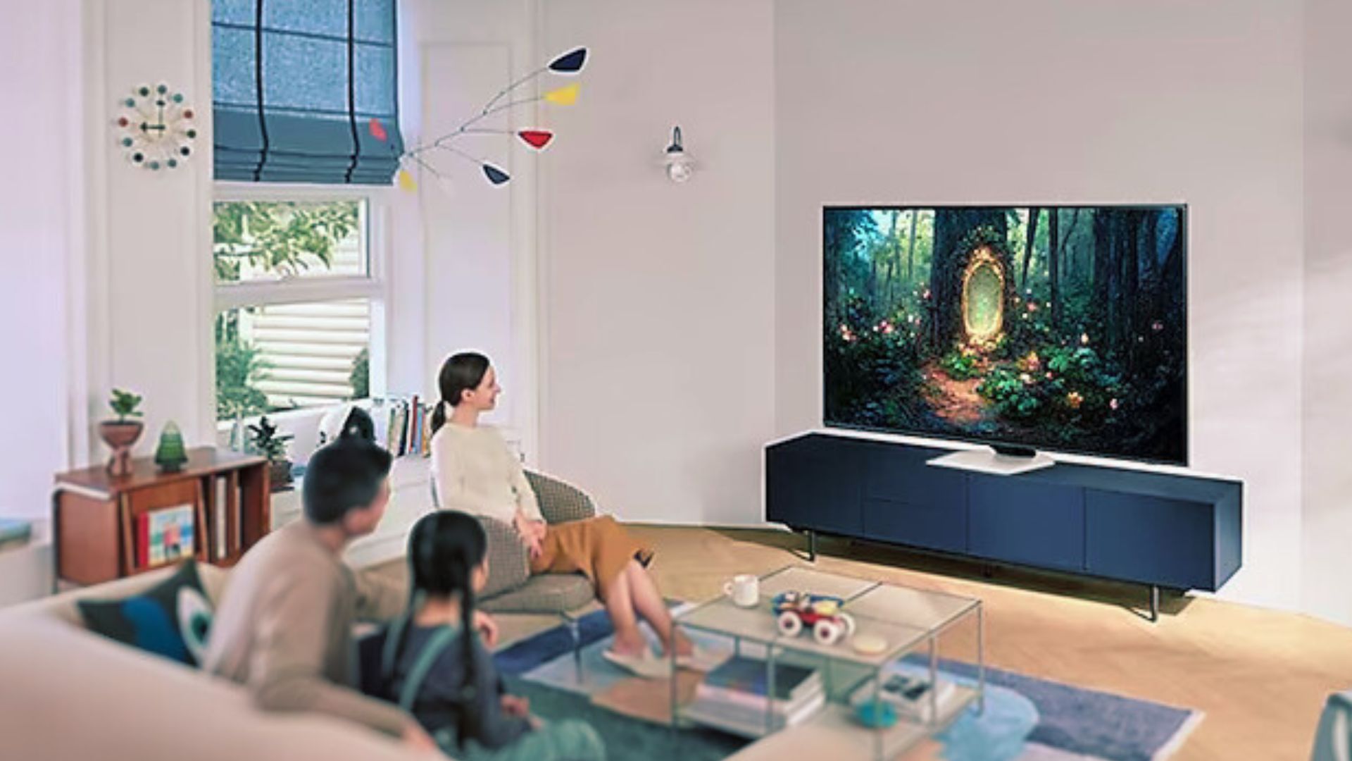 Image héroïque du Samsung QN85C d'une famille rassemblée autour de la télévision et regardant dans un salon
