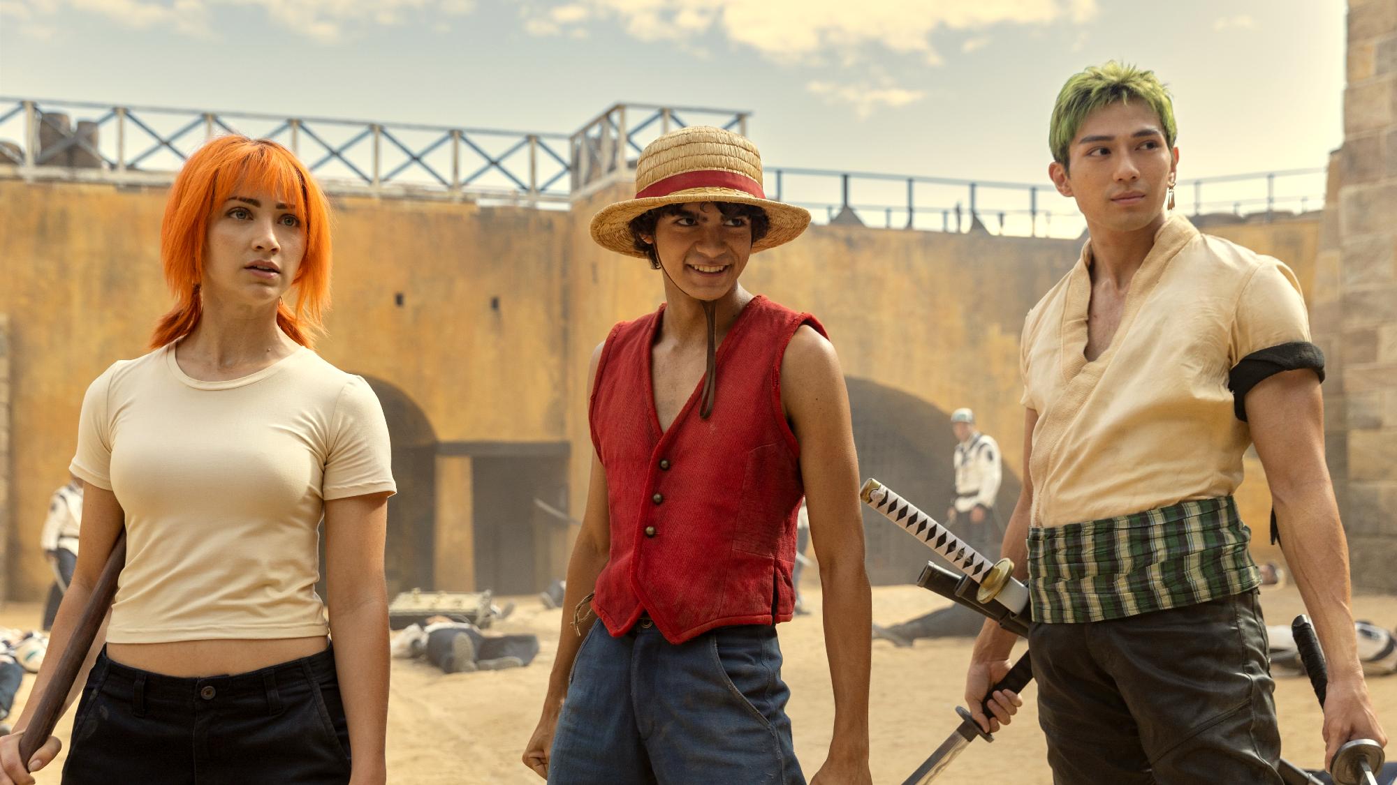 (De gauche à droite) Emily Rudd dans le rôle de Nami, Iñaki Godoy dans le rôle de Monkey D. Luffy, Mackenyu Arata dans le rôle de Roronoa Zoro dans la saison 1 de One Piece