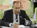 Le ministre russe des Affaires étrangères Sergueï Lavrov fait des gestes en s'adressant au ministre algérien des Affaires étrangères Abdelkader Messahe lors des pourparlers à Moscou, en Russie, le lundi 19 février 2018. Lavrov a rejeté l'acte d'accusation américain accusant 13 Russes d'ingérence dans l'élection présidentielle américaine de 2016 comme étant sans fondement.