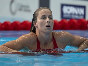 Sydney Pickrem d'Équipe Canada se rétablit après avoir remporté l'or au 200 m QNI féminin aux Jeux panaméricains à Santiago, au Chili, le mercredi 25 octobre 2023.