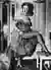 L'actrice américaine Piper Laurie porte une robe à épaules dénudées et des bas résille, vers 1955.