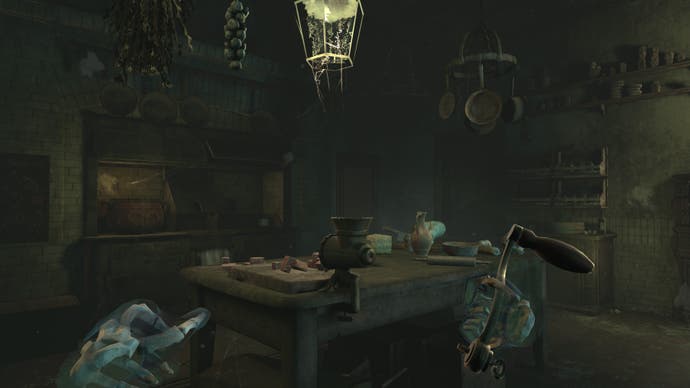 Une capture d'écran de The 7th Guest VR montrant une cuisine à l'ancienne.  Les mains désincarnées du joueur tiennent une manivelle et la nourriture pourrie est empilée parmi les ombres.