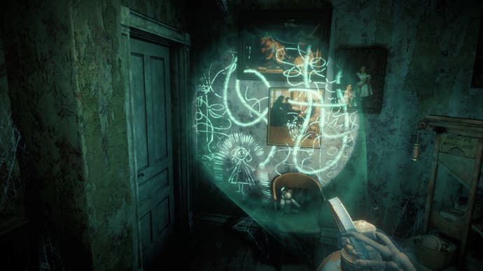 Une capture d'écran de The 7th Guest VR montrant le joueur tenant une lanterne magique en l'air.  Là où son faisceau frappe le mur, des gribouillages secrets sont révélés.