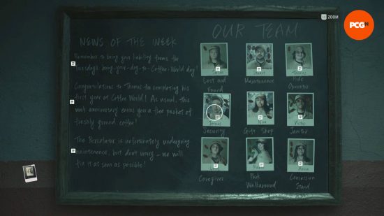Un tableau d'affichage avec les actualités de la semaine, ainsi que neuf photos des membres de l'équipe et de leurs rôles, nécessaires pour déverrouiller le coffre-fort de la boutique de cadeaux Alan Wake 2.