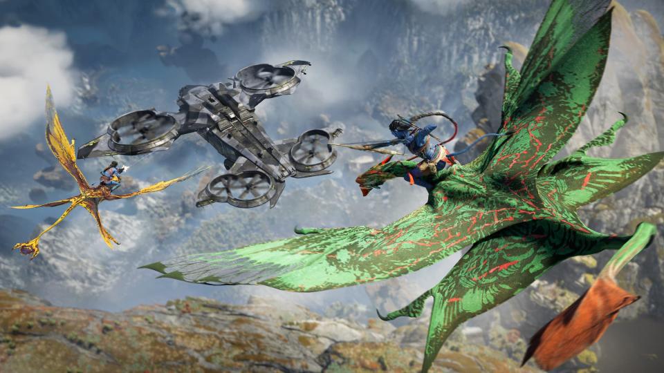Un humanoïde bleu Na'avi pointe une arme sur une machine de style gyrocoptère tout en chevauchant le dos d'une créature volante dans Avatar : Frontiers of Pandora.
