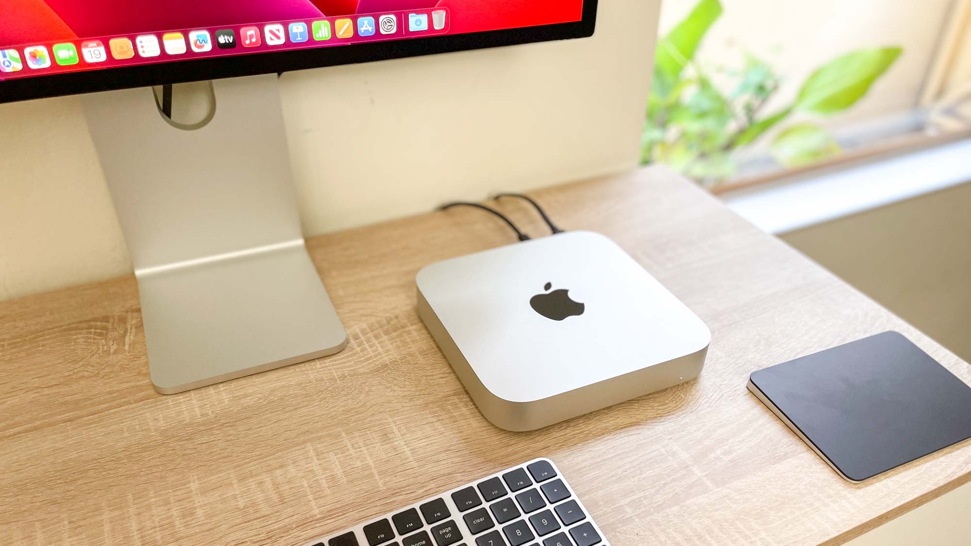 Apple Mac mini M2 sur un bureau, branché