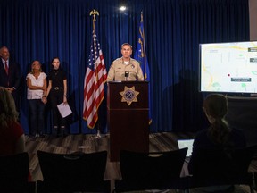 Le lieutenant Jason Johansson de la police de Las Vegas s'exprime lors d'une conférence de presse au sujet d'une série d'accidents avec délit de fuite, le mardi 19 septembre 2023, à Las Vegas.
