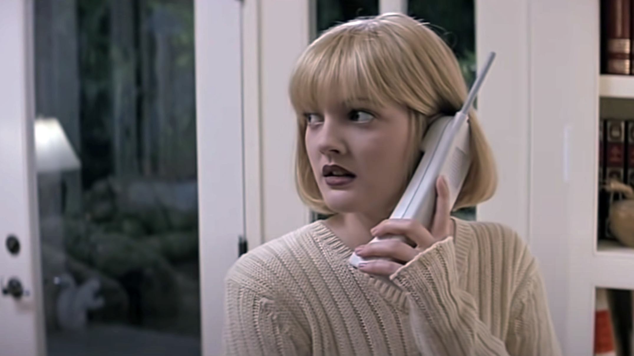 Drew Barrymore dans le rôle de Casey Becker, au téléphone dans Scream