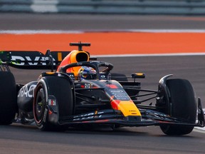 Max Verstappen de Red Bull Racing conduit lors de la première séance d'essais avant le Grand Prix de Formule 1 du Qatar.