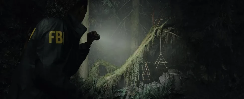 Alan Wake 2: Saga Anderson pointing a flashlight at some trees.