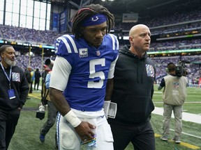 Le quarterback des Indianapolis Colts Anthony Richardson (5) quitte le terrain après avoir été blessé.