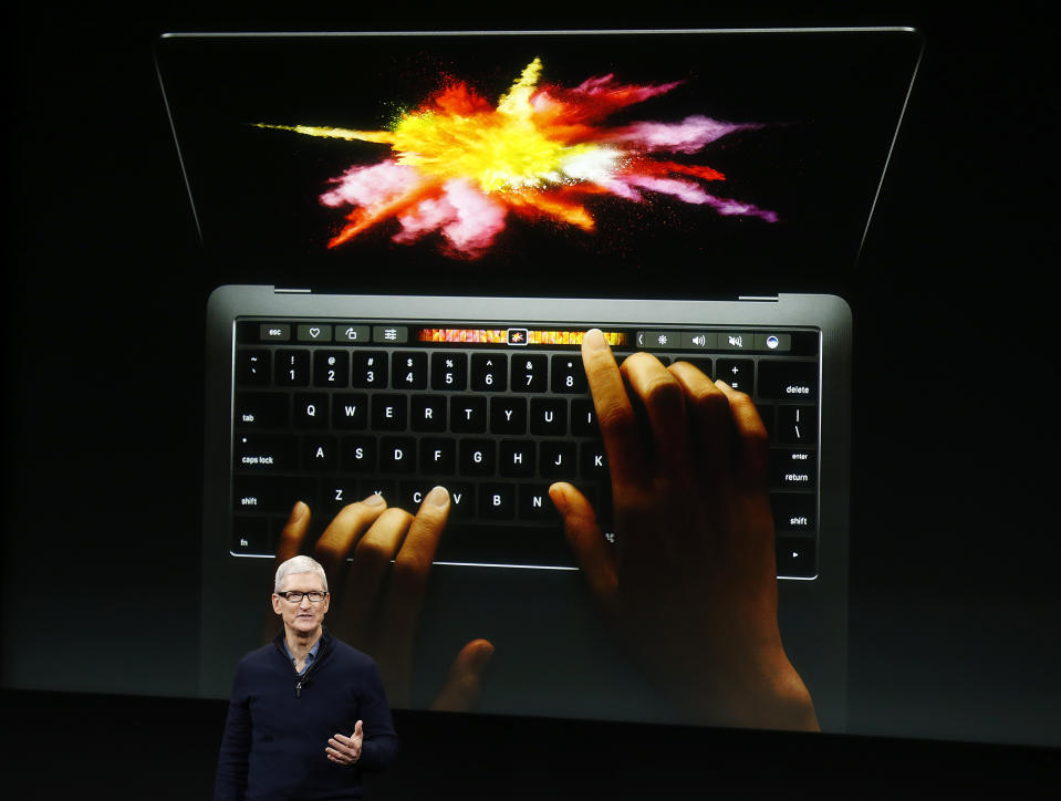 Tim Cook, PDG d'Apple, parle sous un graphique du nouveau MacBook Pro lors d'un événement médiatique Apple à Cupertino, Californie, États-Unis, le 27 octobre 2016. REUTERS/Beck Diefenbach IMAGES TPX DU JOUR