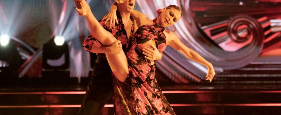 Jason Mraz and Daniella Karagach doing the rumba on Dancing with the Stars