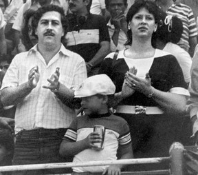 Le baron de la drogue Pablo Escobar lors d'un match de football à Bogota.