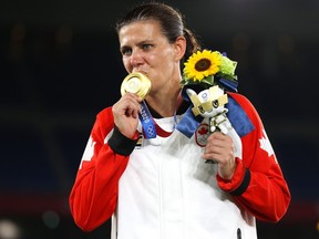 La médaillée d'or Christine Sinclair d'Équipe Canada pose avec sa médaille d'or lors de la cérémonie de remise des médailles de la compétition de football féminin aux Jeux olympiques de Tokyo 2020 au Stade international de Yokohama, le 6 août 2021 à Yokohama, Kanagawa, Japon.