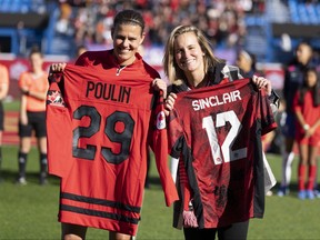 L'attaquante canadienne Christine Sinclair, à gauche, échange des maillots avec la joueuse de hockey Marie-Philip Poulin avant un match international amical de football contre le Brésil, le samedi 28 octobre 2023 à Montréal.