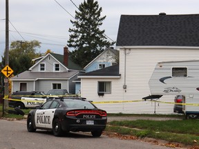 Des bandes policières et des véhicules entourent une scène de crime à Sault Ste.  Marie, Ont.  le mardi 24 octobre 2023.