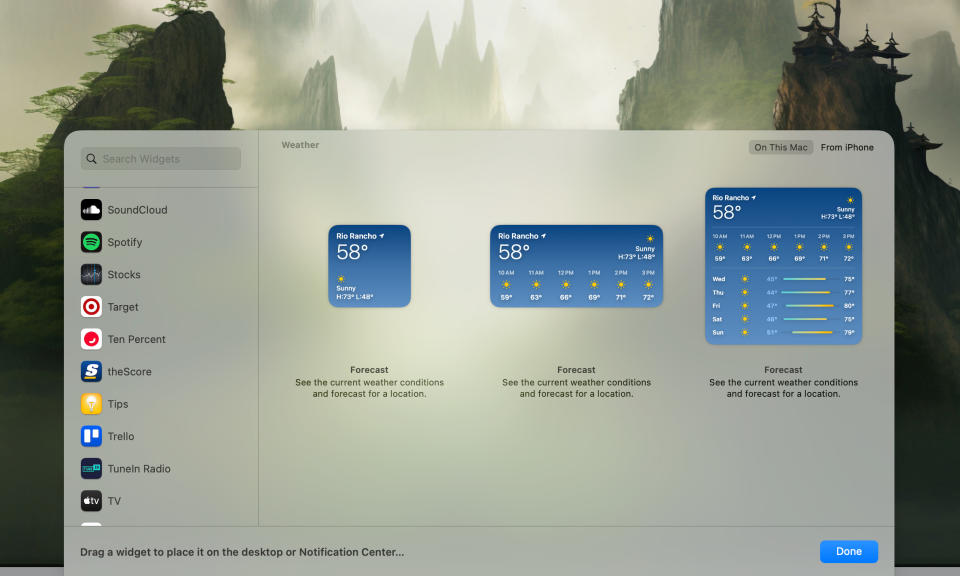 Capture d'écran de macOS Sonoma montrant la galerie de widgets devant le bureau.