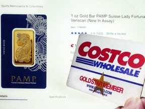 Une page Web de Costco présentant un lingot d'or d'une once PAMP Suisse Lady Fortuna Veriscan et une carte de membre Costco sont présentées sur cette photo, à New York, le mercredi 4 octobre 2023.