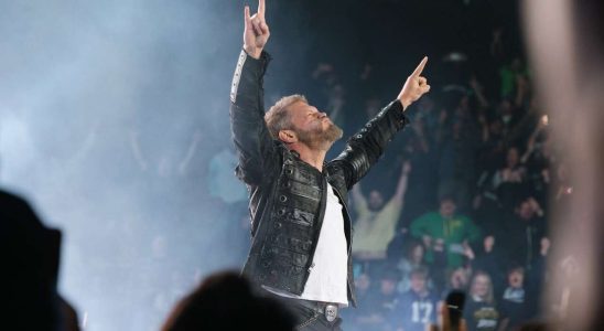 Edge, membre du Temple de la renommée de la WWE, rejoint AEW et dénonce le tribalisme des fans