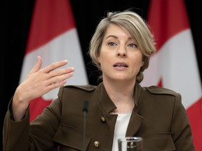 La ministre des Affaires étrangères Mélanie Joly prend la parole lors d'une conférence de presse concernant la situation en Israël, le mercredi 11 octobre 2023 à Ottawa.