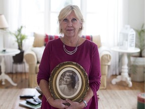 Alison Steel tient une photo de sa mère, Jean Steel, dans sa maison de Knowlton, au Québec, en 2017. Une poursuite intentée par Steel allègue que sa mère a été soumise à des expériences de contrôle mental contraires à l'éthique par la CIA.