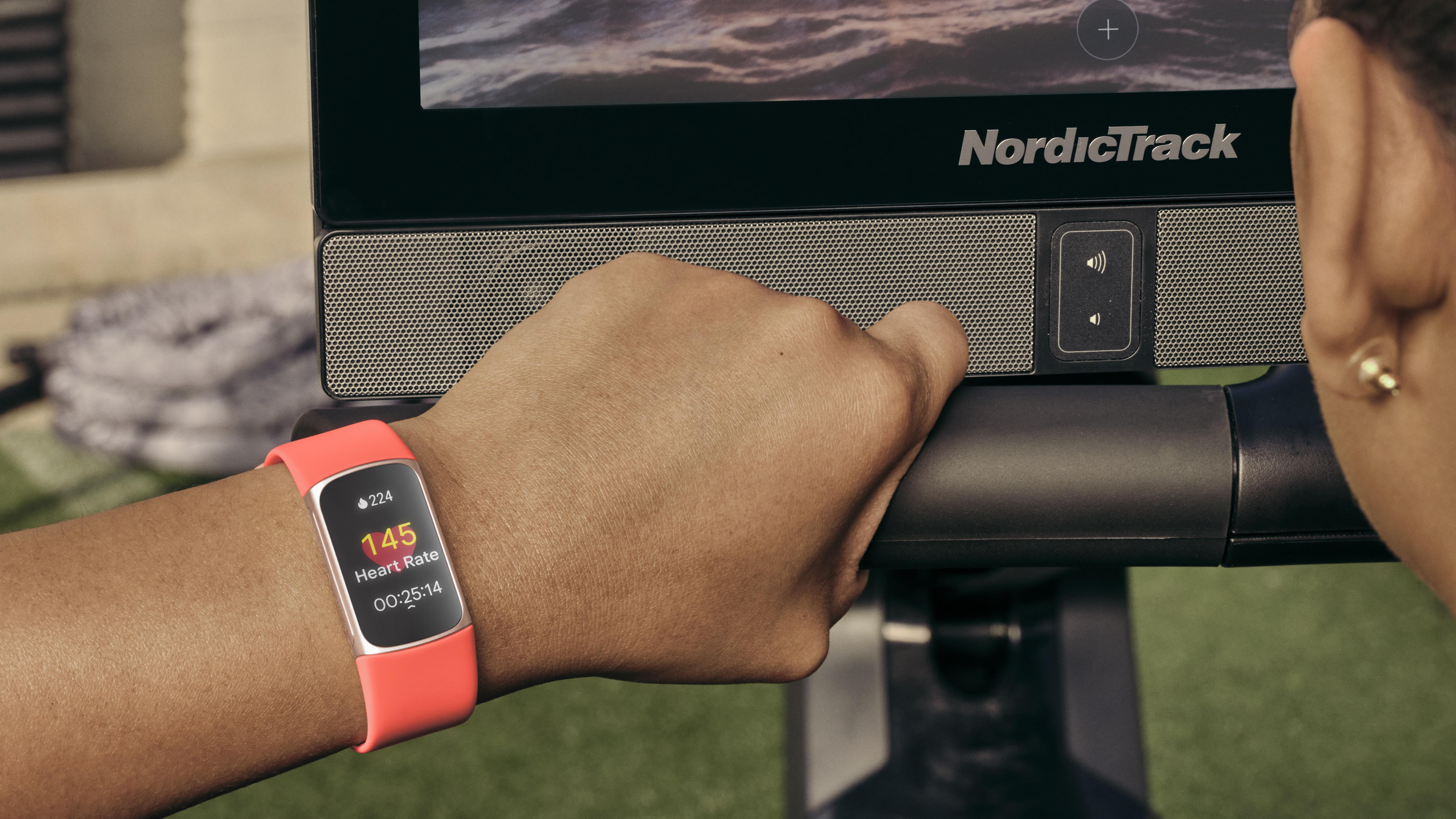 une photo du Fitbit Charge 6 sur un vélo Nordictrack