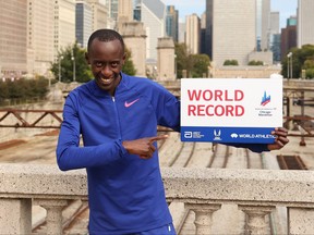 Kelvin Kiptum du Kenya pose pour un portrait après avoir établi un record du monde au marathon