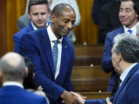 Le candidat à la présidence et député Greg Fergus serre la main après avoir prononcé un discours à la Chambre des communes avant le vote sur la Colline du Parlement à Ottawa, le mardi 3 octobre 2023.