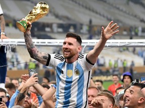 Lionel Messi, d'Argentine, célèbre avec ses coéquipiers.