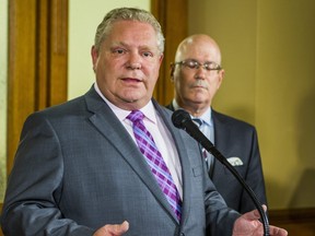 Le premier ministre de l'Ontario, Doug Ford, puis le ministre des Affaires municipales et du Logement, Steve Clark, s'adressent aux médias à l'extérieur du bureau du premier ministre, à Queen's Park, à Toronto, en Ontario.  le lundi 27 mai 2019.