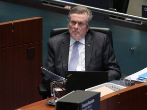 Le maire John Tory est photographié dans la salle du conseil de l'hôtel de ville lors du débat sur le budget 2023 de Toronto, le 15 février 2023.