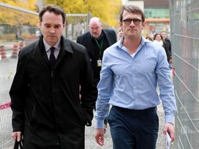 Cameron Ortis (à droite) marche avec son avocat Ian Carter depuis le palais de justice de la rue Elgin à Ottawa après avoir été libéré sous caution mardi (22 octobre 2019).  Ortis, ancien directeur général de la GRC, a récemment été inculpé en vertu d'une loi de 2012 sur les informations de sécurité utilisée pour poursuivre les espions.