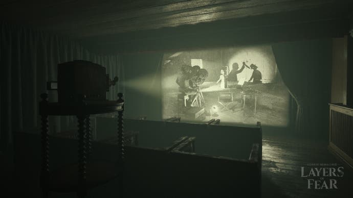 Une capture d'écran du chapitre gratuit de Layers of Fear montrant un projecteur de film diffusant des images en noir et blanc sur un écran dans un petit cinéma abandonné.