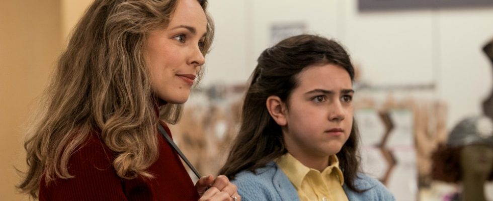 Rachel McAdams as Barbara Dimon and Abby Ryder Fortson as Margaret Simon in Are You There God? It’s Me, Margaret. Photo Credit: Dana Hawley