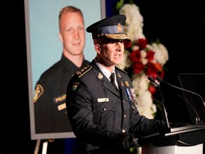 Le commissaire de la Police provinciale de l'Ontario, Thomas Carrique, prend la parole lors d'un service funéraire.