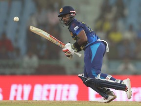 Charith Asalanka du Sri Lanka joue un tir lors de la Coupe du monde de cricket masculin ICC.