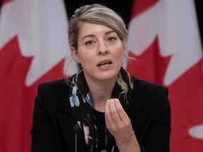 La ministre des Affaires étrangères Mélanie Joly répond à une question lors d'une conférence de presse le jeudi 19 octobre 2023, à Ottawa.