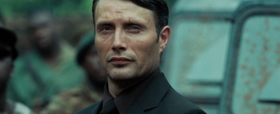 Mads Mikkelsen menacingly stands next to a car in Casino Royale.