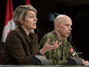 Le chef d'état-major de la Défense Wayne Eyre écoute la ministre des Affaires étrangères Mélanie Joly répondre à la question d'un journaliste lors d'une conférence de presse à Ottawa, le mercredi 11 octobre 2023.