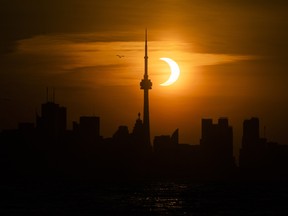 Le soleil se lève derrière l'horizon lors d'une éclipse annulaire le 10 juin 2021 à Toronto.