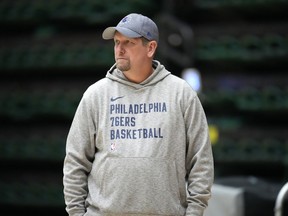 L'entraîneur-chef des Philadelphia 76ers, Nick Nurse, assiste à l'entraînement de l'équipe de basket-ball de la NBA, le jeudi 5 octobre 2023, à Fort Collins, Colorado.