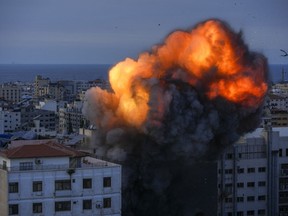Le feu et la fumée s'élèvent à la suite d'une frappe aérienne israélienne, dans la ville de Gaza, le dimanche 8 octobre 2023.