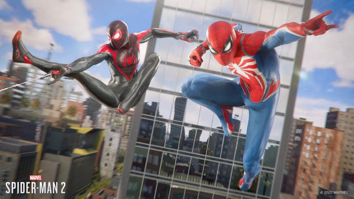 Peter Parker et Miles Morales s'envolent dans le ciel de New York dans cet art clé de Spider-Man 2.