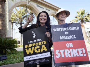Fran Drescher, à gauche, présidente de la SAG-AFTRA, et Meredith Stiehm, présidente de la Writers Guild of America West, posent ensemble lors d'un rassemblement d'écrivains en grève devant le studio Paramount Pictures à Los Angeles le 8 mai 2023.