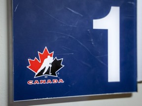 Un logo de Hockey Canada est visible sur la porte d'un vestiaire de la patinoire de l'organisation à Calgary, en Alberta, le dimanche 6 novembre 2022.